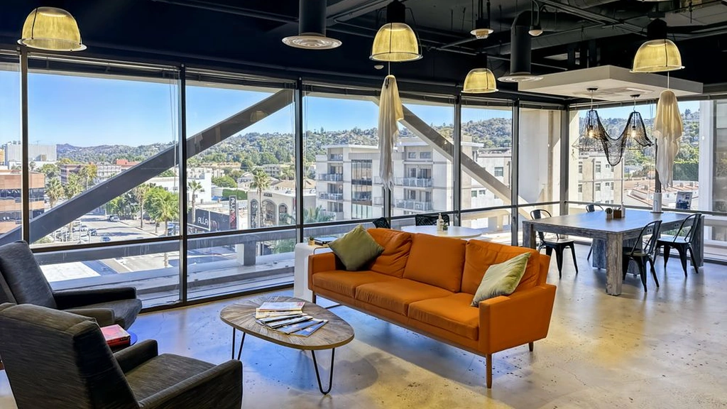 Regus: 15233 Ventura Boulevard, Suite 500, Sherman Oaks, CA, 91403, USA - Thumbnail 3