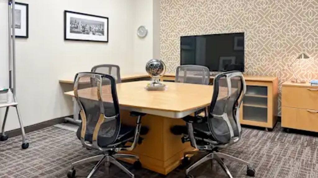 Regus: Gateway Plaza, 25350 Magic Mountain Pkwy Suite 300, Valencia, CA 91355, United States - Thumbnail 4
