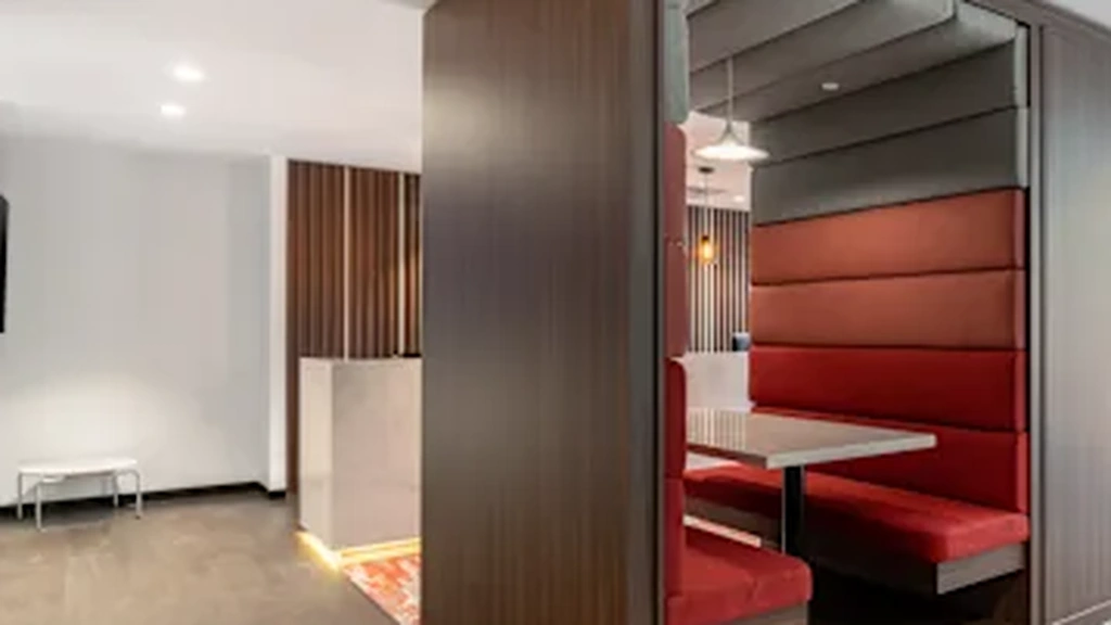 Regus - Zona Rosa: 7280 Northwest 87th Terrace, Suite C-210, Kansas City, MO 64153, USA - Thumbnail 3