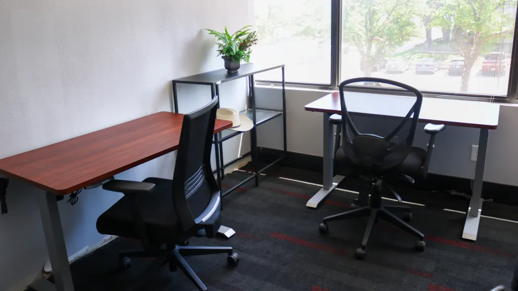 4 Desk CoWorking Space - Thumbnail 2