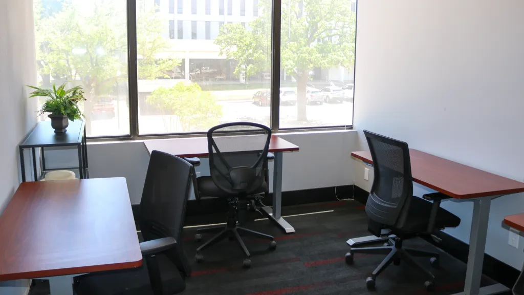 4 Desk CoWorking Space - Thumbnail 3