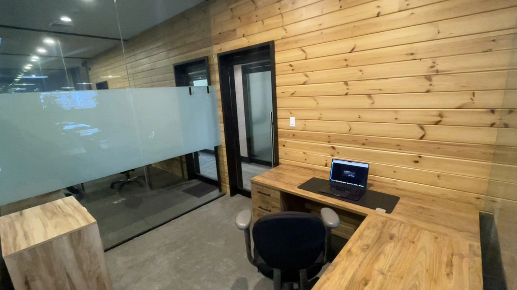 Bright Private Glass Office with 24/7 Access - Thumbnail 3