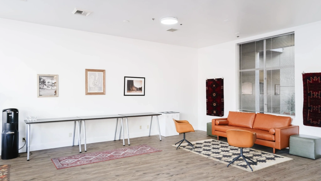 Large Downtown Seattle Private Meeting Suite with Natural Light - Thumbnail 3