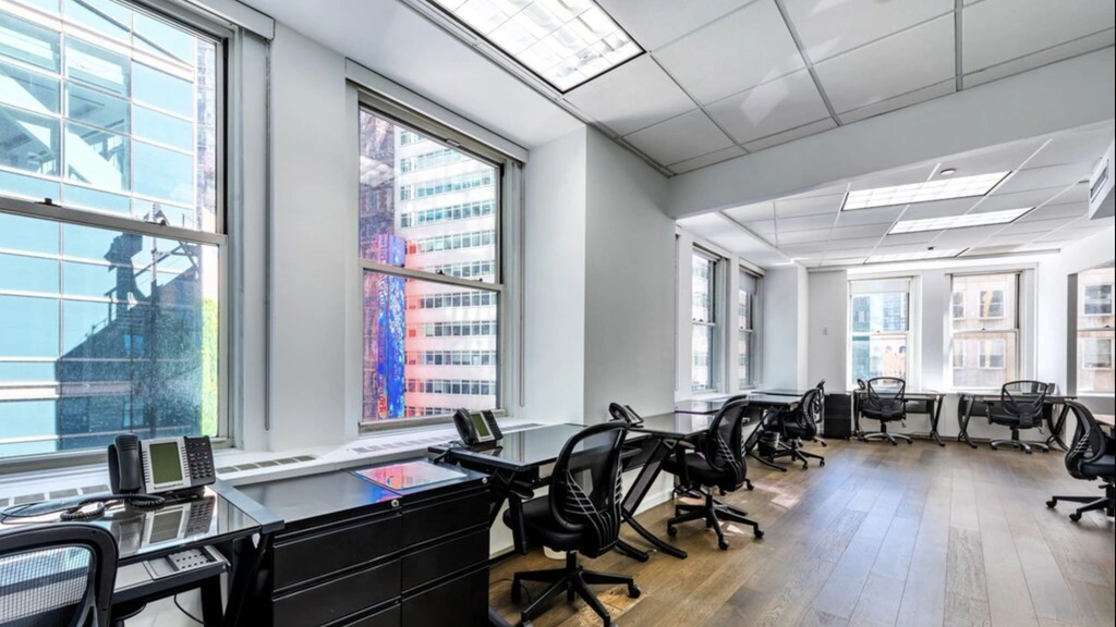 Day Office @ Jay Suiyes: Bryant Park - Thumbnail 2